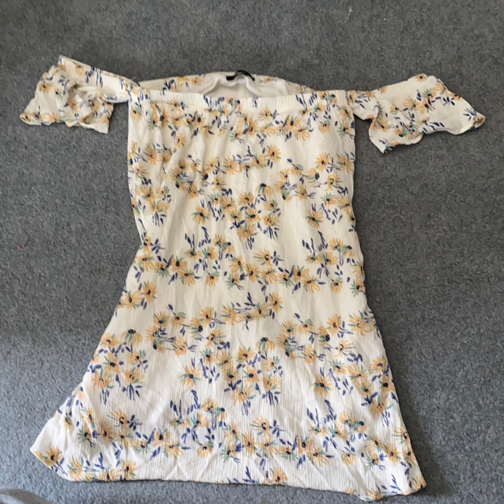 Casual floral white off shoulder mini dress.